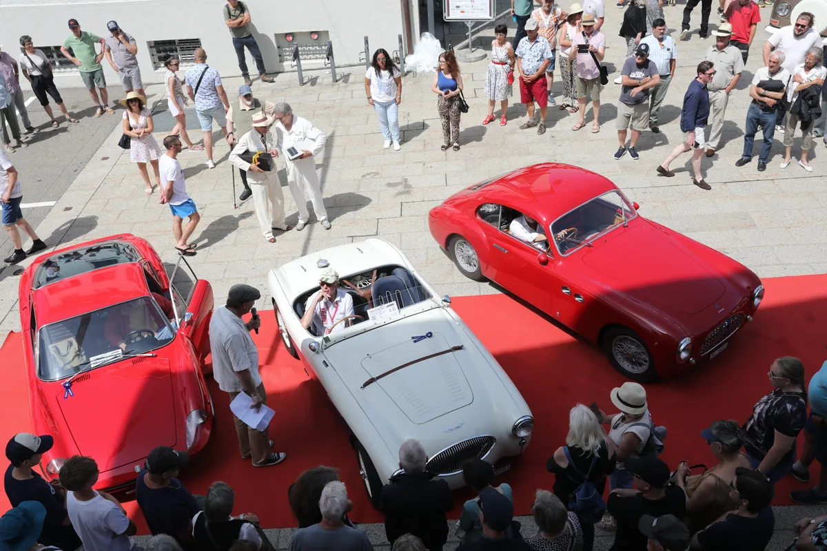 Man sieht diverse Oldtimer an der Veranstaltung «Wald rollt».